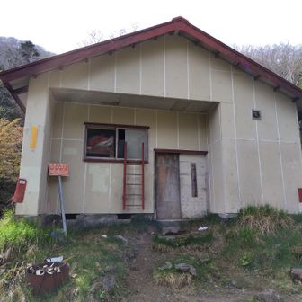 入るか迷い入らなかった避難小屋。
なんか入り口怖いか😰