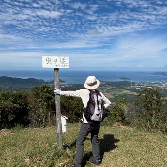 開けてて周り全部見渡せてとっても気持ちのいい山頂です