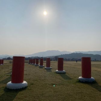 藤原宮の中を抜けて。右手前の低山が天香具山。

天香具山は多武峰（たとうのみね）の尾根が浸食により切り離され残存したもの、そのほかの耳成山や畝傍山は火山と成り立ちが違うらしい。