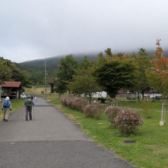 晴れのはずが、山の上は雲の中。天気予報は気まぐれだ！