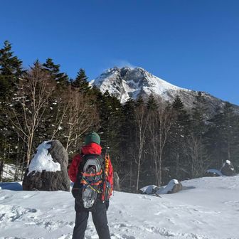 山頂はまだまだ雪煙だね