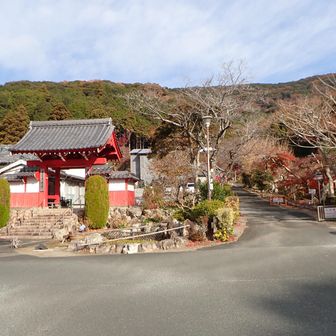 赤岩寺中門前からスタート。背後に見える稜線を歩くことになる。