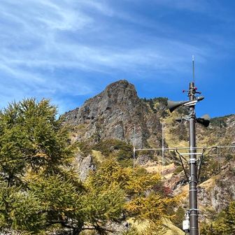 火山館からトーミの頭が見えます。