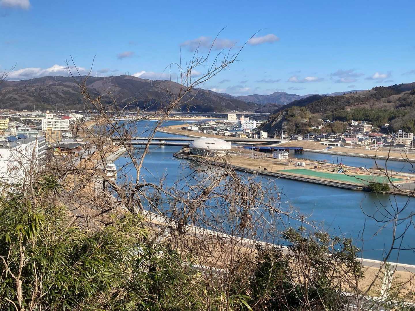 帰りは長い階段をせっせと登ります💦
真ん中の白い建物が石ノ森萬画館

