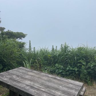 足立山からの眺望。真っ白