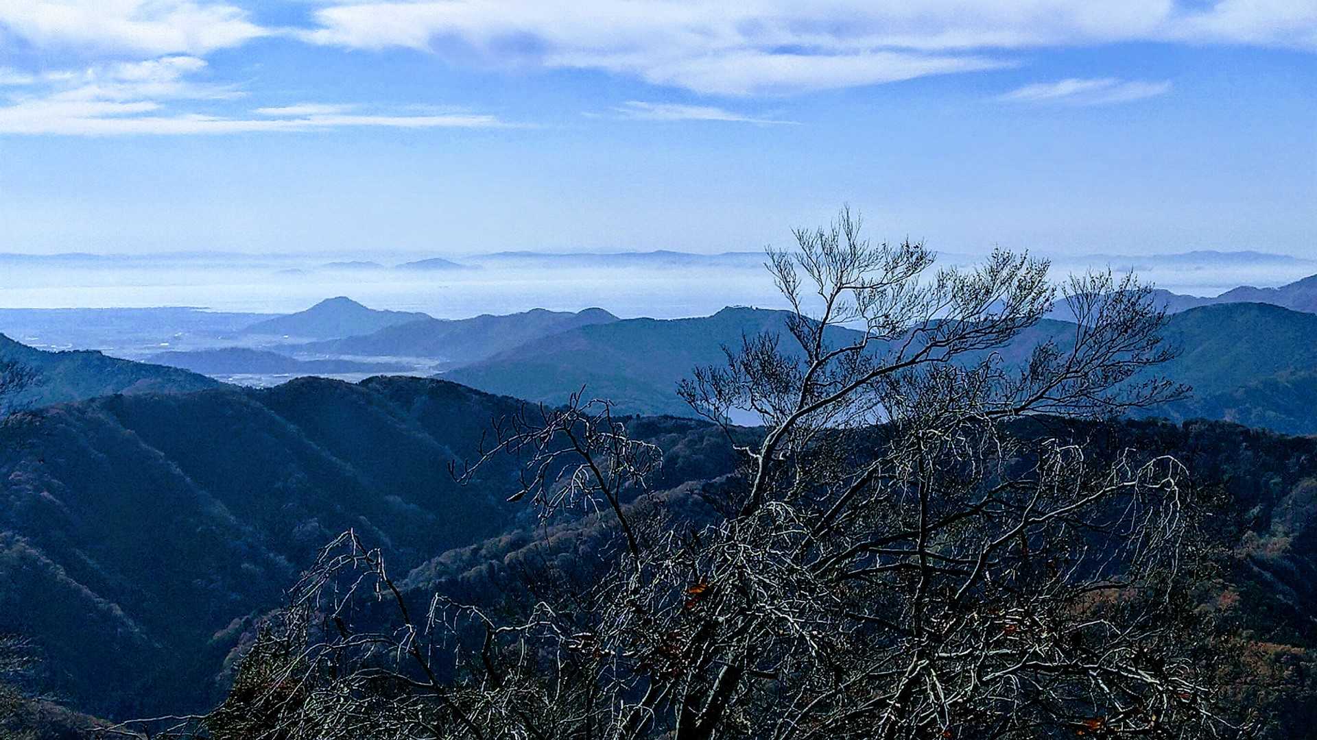 写真奥から比良山系、琵琶湖😊真ん中左から山本山、賤ヶ岳😁木で隠れた余呉湖という感じです🤗