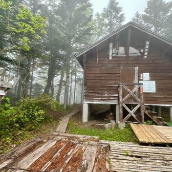 田代山頂の避難小屋🛖　帝釈山へ向かう🚶