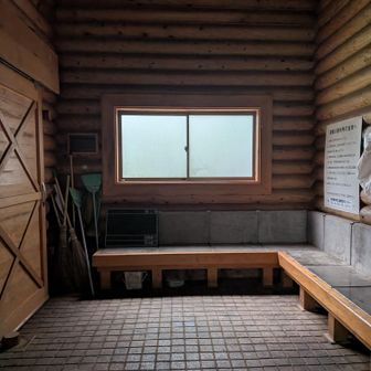 鷹巣山避難小屋。新宿高校時代はここで泊まりました。