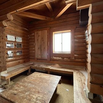 めっちゃ風が強かったので一旦避難小屋へ
チェンスパはそのままでサングラス&ネックウォーマー→ゴーグル&バラクラバへ換装し茶臼岳を目指します