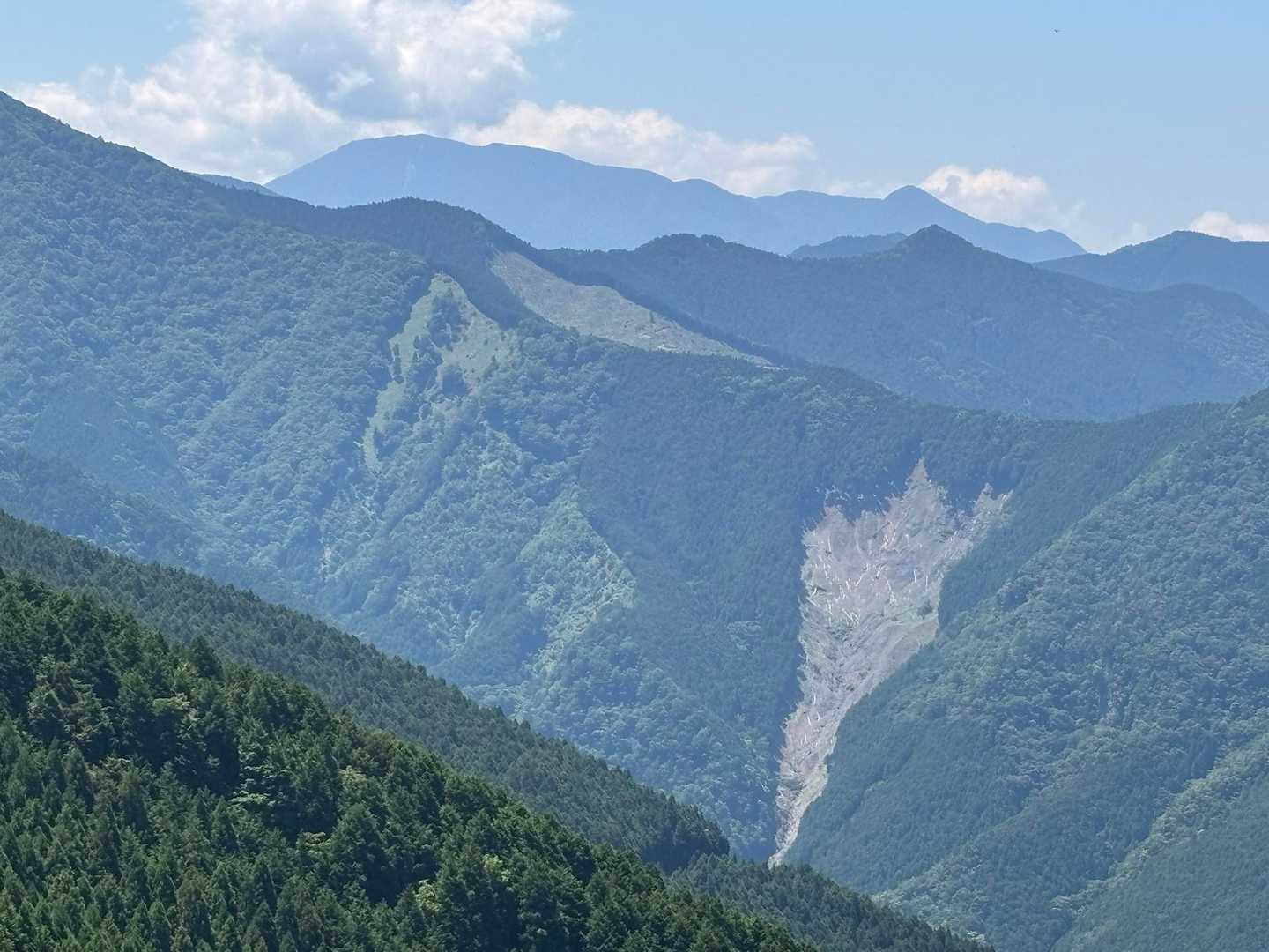 奥に『弥山・八経ヶ岳』と『頂仙岳』