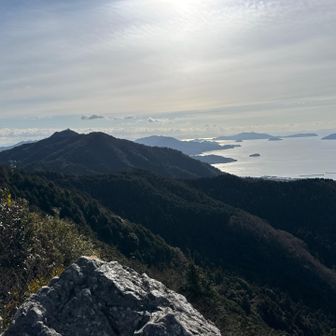 急登を降りて行く。