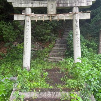 茶臼山はこの六君神社のようです。