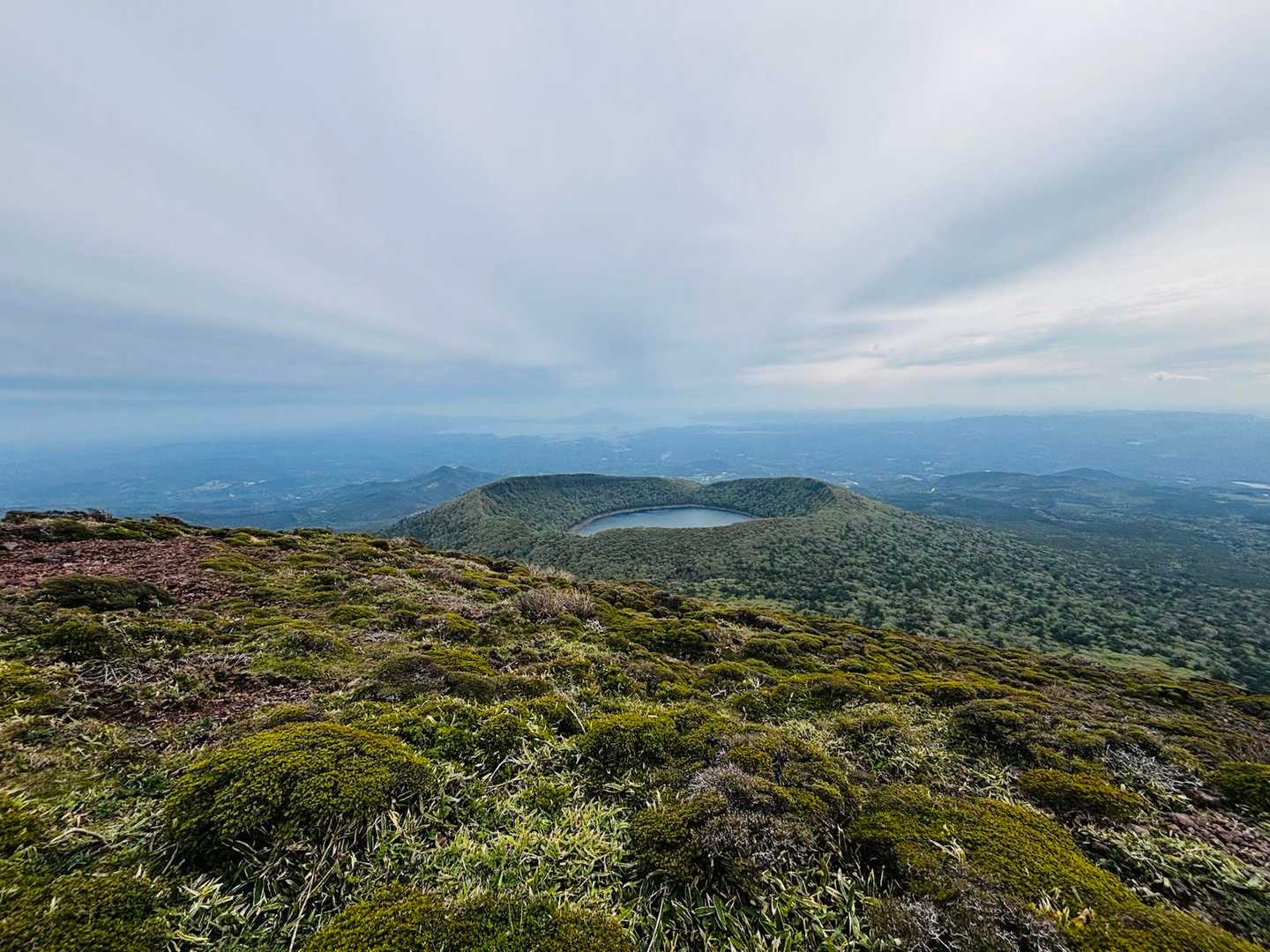 韓国岳 | 爆裂火口と霧島連山のパノラマを一望する百名山の王道コースの写真