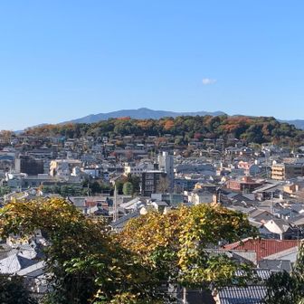 法然院から眺める吉田山
奥には愛宕山