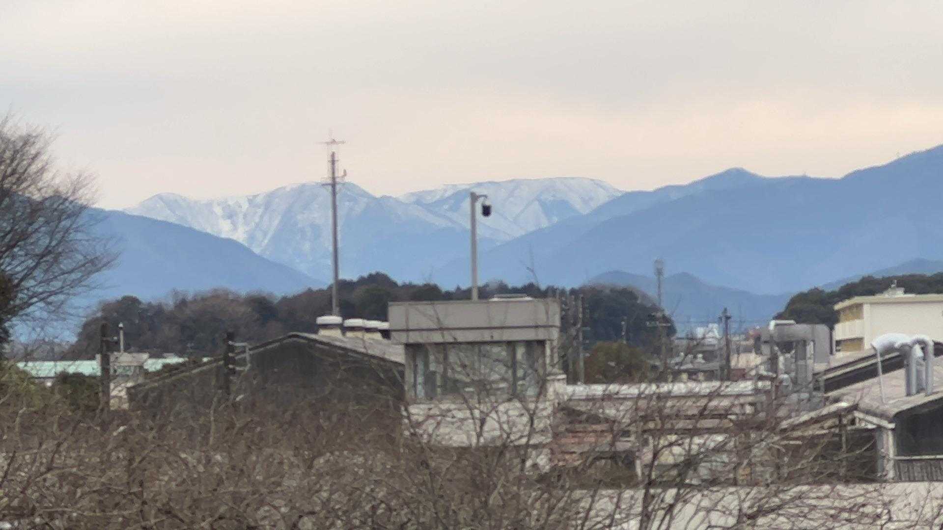 岐阜刑務所の裏に車を停めて歩く道中から能郷白山。やはり大きい…。でも国道22号線からの能郷白山の方が大きく見えるのはなぜなんだろう。