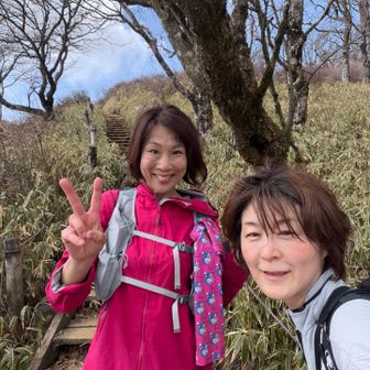 ピンクの🩷人が来たなぁ　と思ったら
初顔合わせのぺけまるさん
ドラえもんの手ぬぐいが超キュート🩷
大汗ダラダラのワタクシとは違ってサラッとしている　上着を着ていて大丈夫だなんてほんとにランナー向き　
今日もヒルトンなの？😳
だって行くとこないから〜😆って