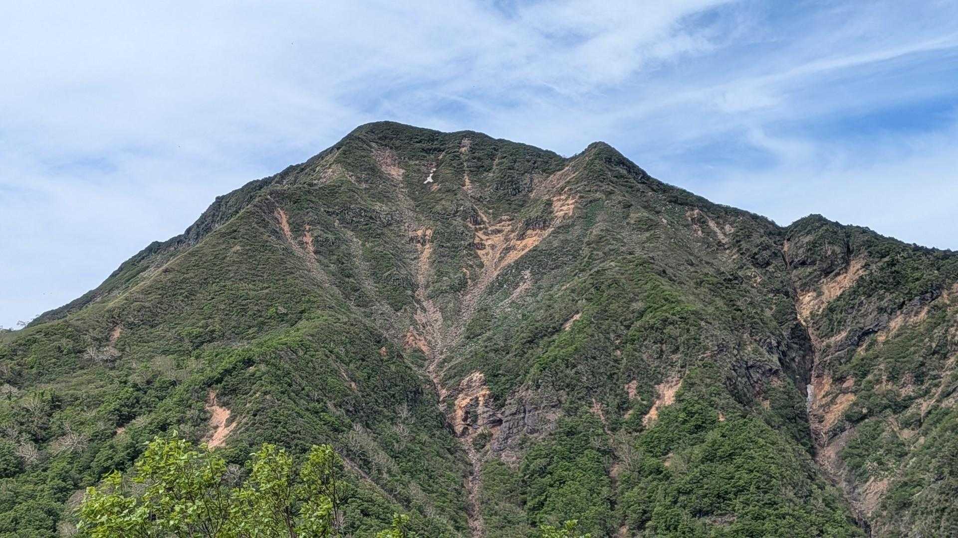 甲子山山頂着！
甲子旭岳（赤崩山)が目の前に！