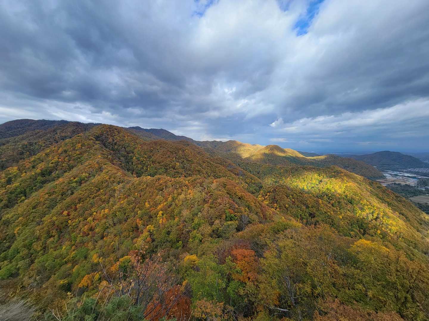 周辺の山々も良い感じ🍁