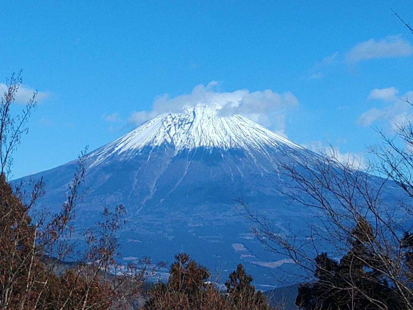 富士山、雲纏ってます。
せっかくなので待ってみます