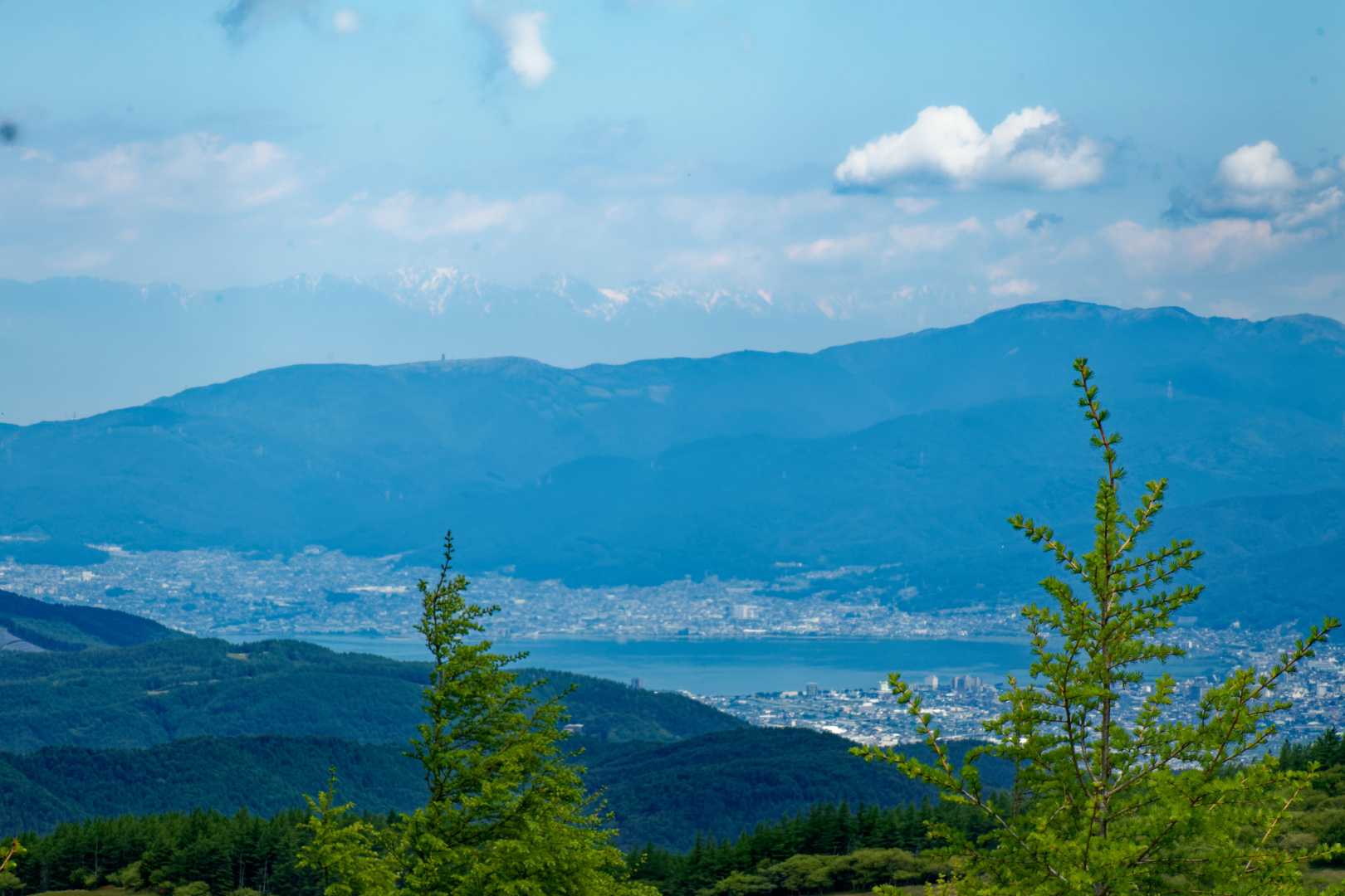 展望と森。豊かな山の表情を楽しむ長野・入笠山＆大阿原湿原コースの写真
