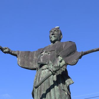 JR安土駅の信長公像。
待ち合わせしてた訳ではないが、こんだけ遅刻したら右手でハリセン？
避けれるか？⛑️
いや、左出るな⚔️