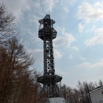 鉄塔🗼
ピークは鉄塔の柵の近くです🏔️