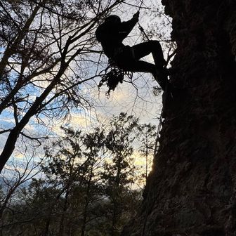 登り返しの練習

これをマスターせずに垂直下降してはだめなやつ