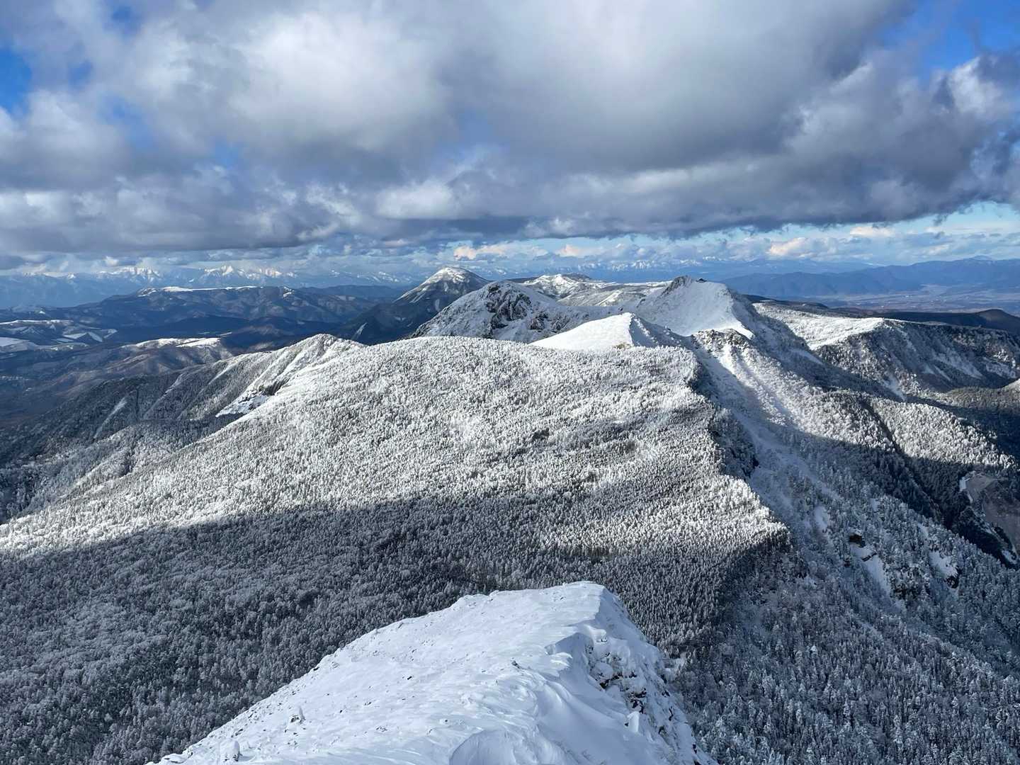 いちばん奥に蓼科山も見えてきました🗻