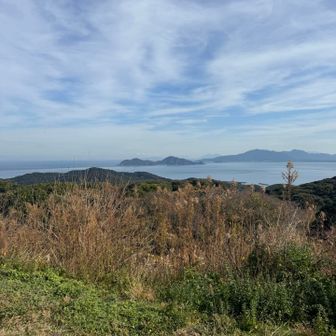 反対側の眺め。中央 地島、右 宗像四塚。