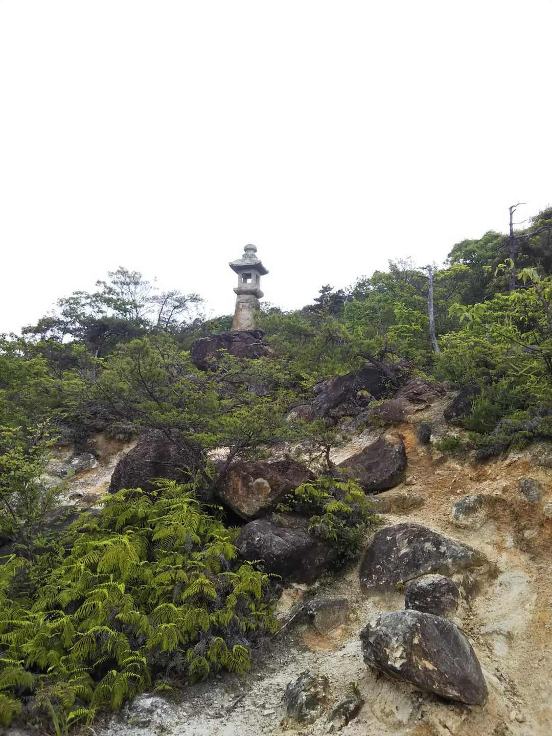 ザレと岩、有名な灯籠のある日本庭園風の景色です。