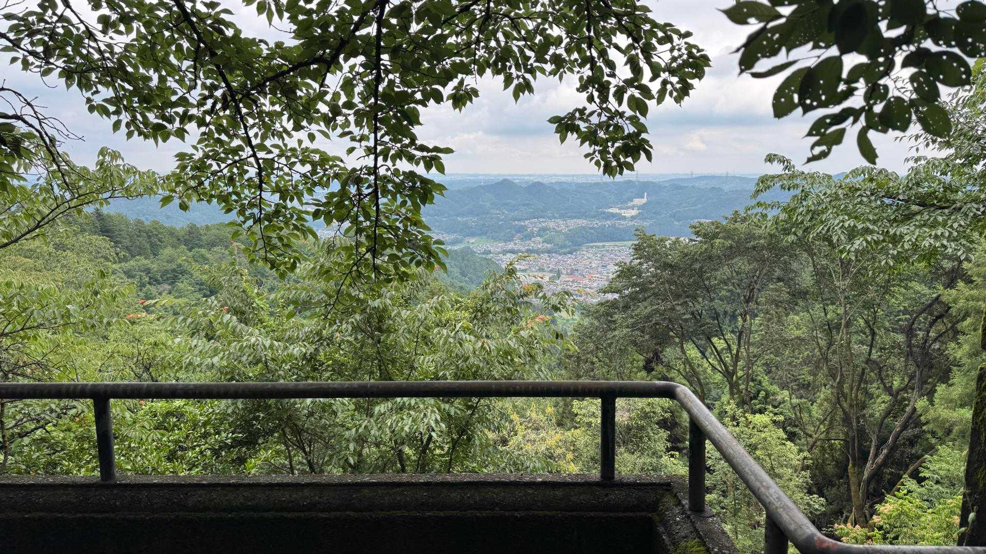 金比羅公園展望台はコンクリートのデッキ。今の季節は木々の葉っぱ🌿が育ち少し景色は見にくい。