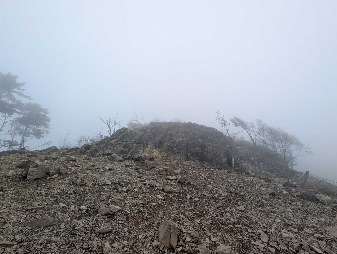 時々下山してくる人たちとはすれ違いましたが…
登ってる人には登山口で一人お会いしただけ。
この通り稜線に出ても、雷岩にも人っ子一人いなくて不気味😱
しかも風がビュービュー強く、雨と雹みたいのが降ってきました☔
