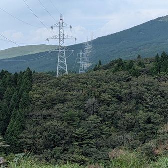 鉄塔コースの由来かな。冠ヶ岳の方に…