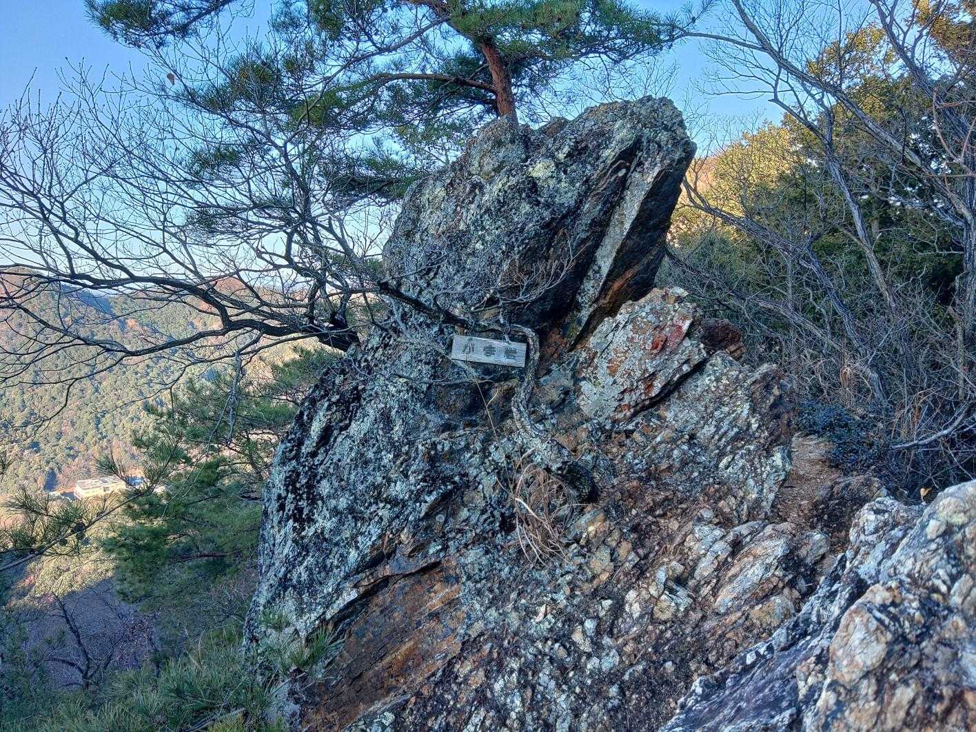 がま岩の下を巻きます