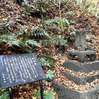 大山へ峠越えする旅人のために灯されていたという「御夜燈」