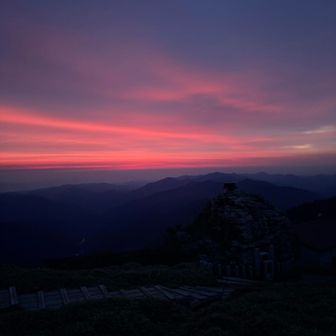 おはようございます❗️
星は見えませんでしたが、東の空は徐々に明るくなり、ピンク色に染まりました。