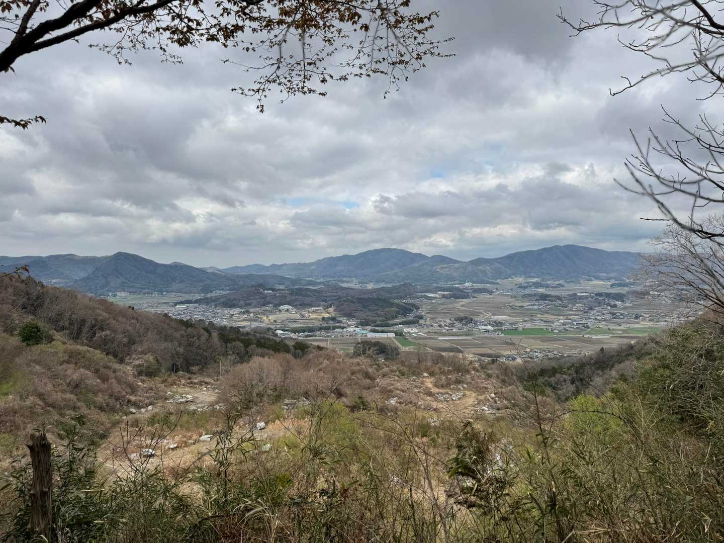 おっと！
ここからの景色も最高です。見えるのは雨巻山っぽい。