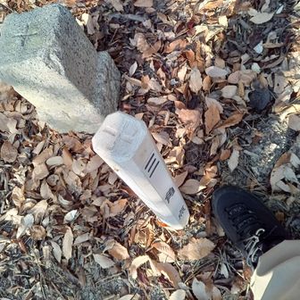 鳴滝山山頂の三角点。