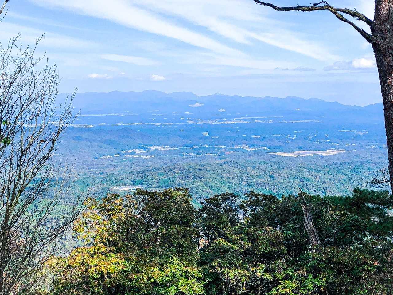 山頂からの展望。三重県側の🏔🏔が見えて
ます。