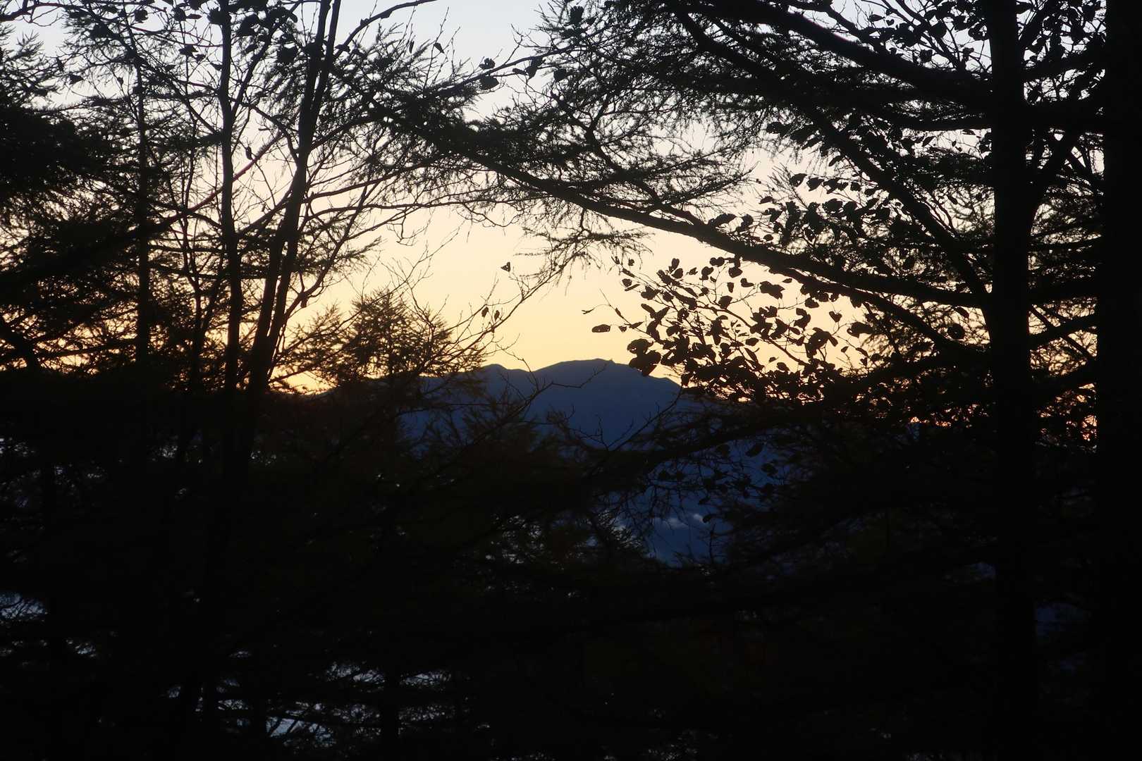 日の出前。金峰山方面。