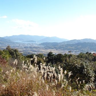 高日ヶ峰からは柳井市、周防大島、熊毛半島、平尾町が望める。周辺には銭壷山、琴石山、大星山、四国も望める。柳井から平尾は平安時代以前は海で、熊毛半島は島で熊毛王国が栄えていた。海を見下ろす石城山に山城があったのも頷ける。