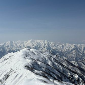 阿寺山の上に巻機山