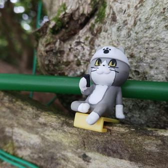 休憩中現場猫。
後輩からの貰い物だが、小さくて軽いので手軽だ。
えーもん貰った♥

但し、落とさないように注意が必要。