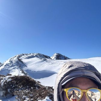 山頂が顔のぞかしてますね😃

帰りの向かい風の稜線に備えてダンフリ=インサレーションをレイヤーしています。