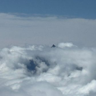蓮華岳から
雲海から槍ヶ岳が頭を出してます。