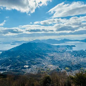 そして夜景が有名な呉の街の風景
先々週🚗通ったアレイからすこじま、音戸大橋などが見えます✨
休山にもいつか…🎶
