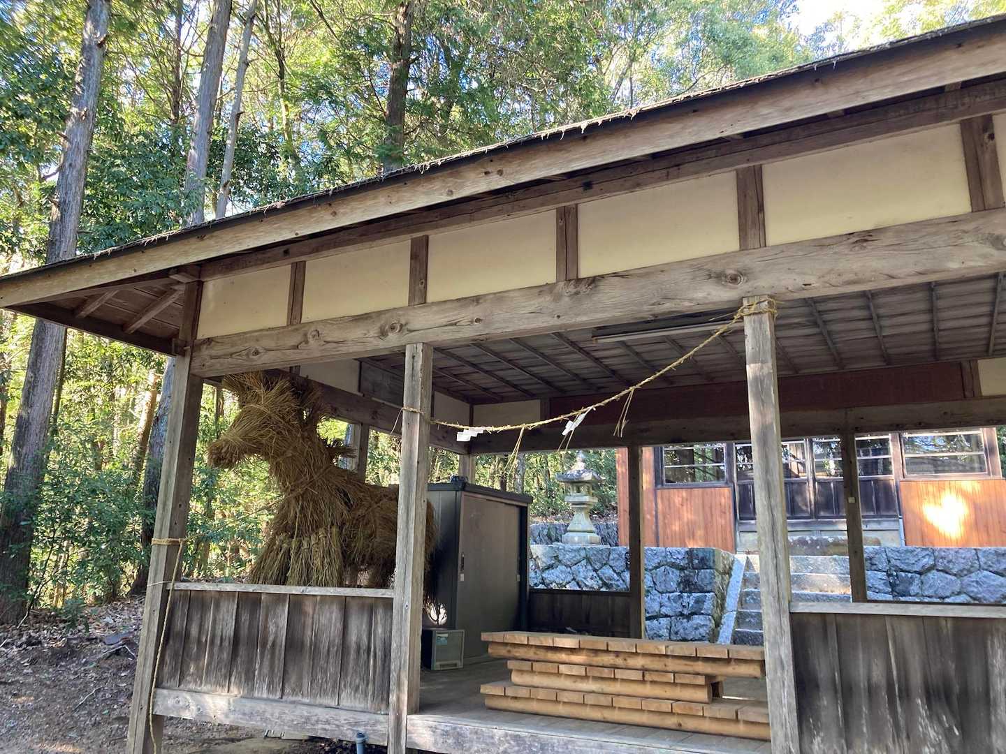 神社に藁の馬🐴