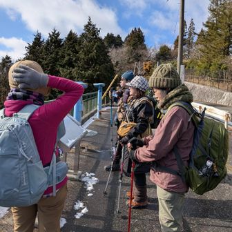 ドライブウェイ駐車場からの景色を眺めます