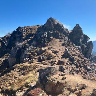 あちこちから噴煙がモクモク🌋 スゴい迫力😲 主成分は水蒸気でも火山ガスには要注意⚠️ 噴気には近づかず進みます🥾
