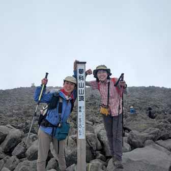 ヤッターーー😭😭
蓼科山ピークハント取ったどーー👍
北横岳下山より一緒になった女性と。
まさかの同じルートを歩いてきたとのことでGOALは一緒✨
2人で八ヶ岳全山縦走の勝利を分かち合う🤩
最高や！！！ありがとう✨